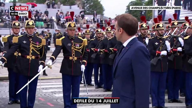 14 juillet 2021 : Regardez l'arrivée du Président Macron à la tribune et le début du défilé sur les Champs Elysées