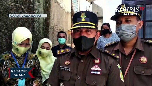 Jaksa di Garut Beri Sembako Bagi Warga Terdampak PPKM Darurat