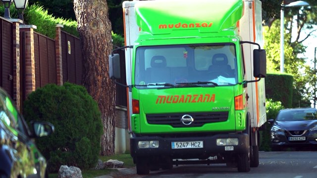 Un camión de mudanza entra en casa de Ramón García y Patricia Cerezo