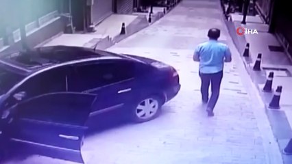 Park halinde ki araç çay ocağına girdi, gazeteciler ölümden döndü