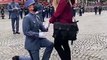 Un militaire de l'armée demande sa fiancée en mariage juste avant le défilé du 14 juillet