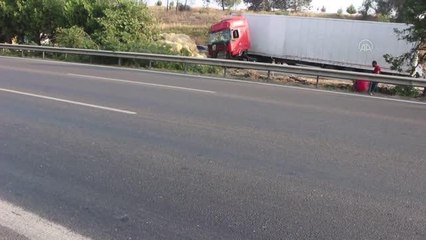 Saman yüklü tır devrildi