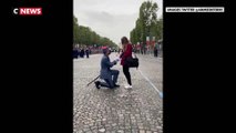 14 juillet : un soldat fait sa demande en mariage sur les Champs-Elysées