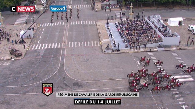 14 juillet : un cheval chute pendant le défilé du régiment de cavalerie de la garde républicaine