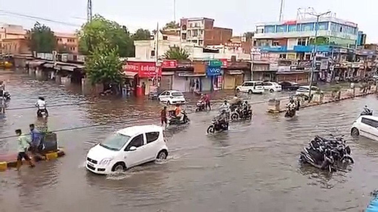 सीकर में तेज बरसात से फिर सड़कें बनी दरिया, नदी- नालों में चली पानी की चादर