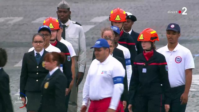 14 juillet - Regardez les militaires qui interprètent de façon surprenante la chanson Les Champs Elysées de Joe Dassin devant la tribune officielle