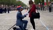 Un soldat fait sa demande en mariage sur les Champs-Elysées avant le défilé du 14 juillet
