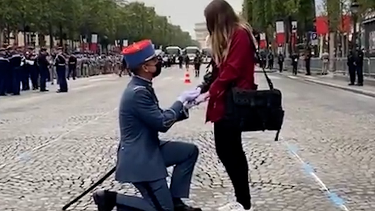 Un soldat fait sa demande en mariage sur les Champs-Elysées avant le défilé du 14 juillet