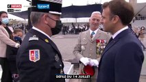 14 Juillet - Tombé pour la France :  Ce moment bouleversant où Emmanuel Macron va à la rencontre d'un famille endeuillé qui a assisté au défilé les larmes aux yeux