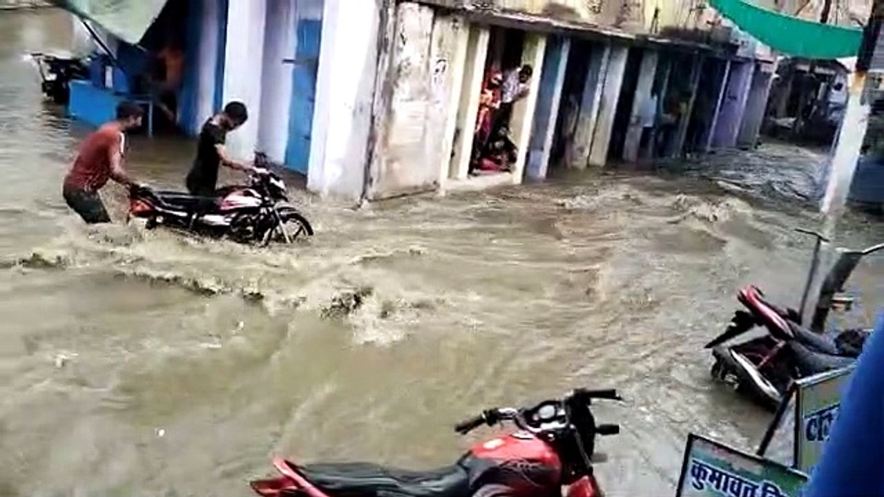 सीकर में तेज बरसात से फिर सड़कें बनी दरिया, नदी- नालों में चली पानी की चादर
