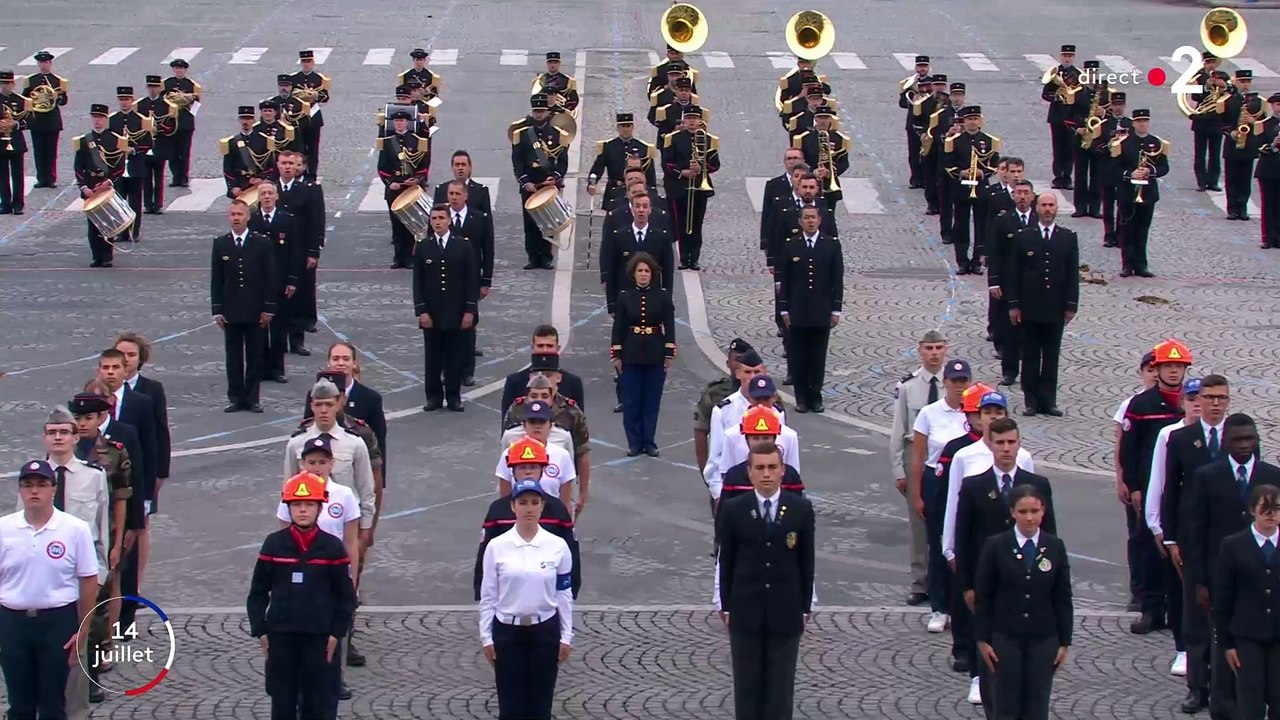 14 Juillet - La très belle Marseillaise interprétée à la fin du défilé Place de la Concorde face au gouvernement réuni sur la tribune officielle