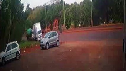 Video herunterladen: Vídeo mostra colisão de forte impacto que envolveu dois caminhões e um carro