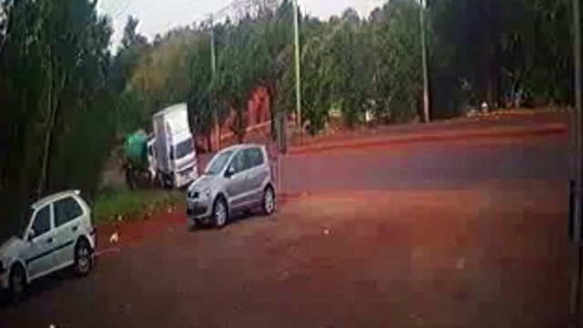 Vídeo mostra colisão de forte impacto que envolveu dois caminhões e um carro