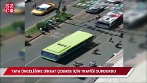 Yaya önceliğine dikkat çekmek için trafiği durdurdu