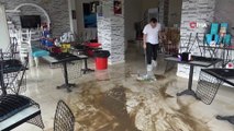 Trabzon'da şiddetli yağış etkili oldu, Arap turistin aracı çukura düştü