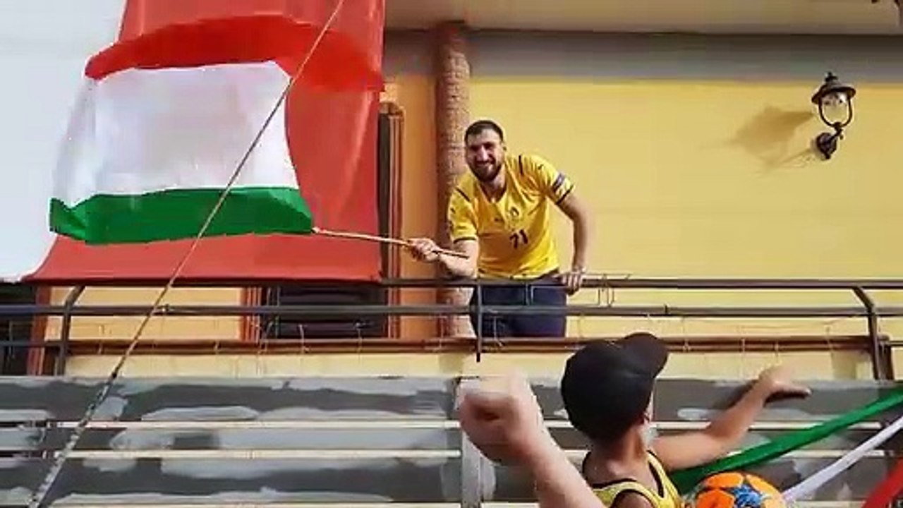 Casa Donnarumma: Gigio, il tricolore sul terrazzo e il bimbo col pallone