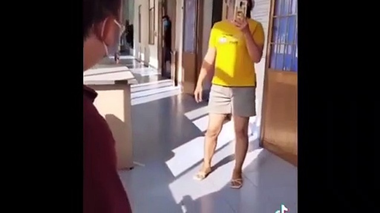 Clip: Nữ bệnh nhân Covid-19 leo tường rào ra ngoài bệnh viện mắng người tố cáo mình