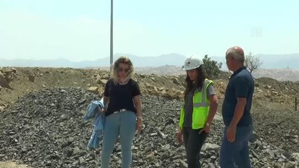 "Büyük kız kuşu" yumurtadan çıkan yavrularıyla yuva yaptığı inşaat alanından ayrıldı