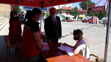 Isparta'da vatandaşlar 15 Temmuz'la ilgili duygularını anı defterine aktarıyor