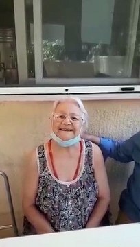 Μαίρη Λίντα: Τραγουδά το «Πετραδάκι - πετραδάκι» για τον Ξανθόπουλο και συγκινεί