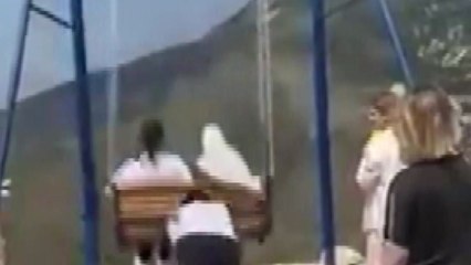 1900미터 절벽서 그네 타다 줄이 '뚝'...여성2명 구사일생 / YTN