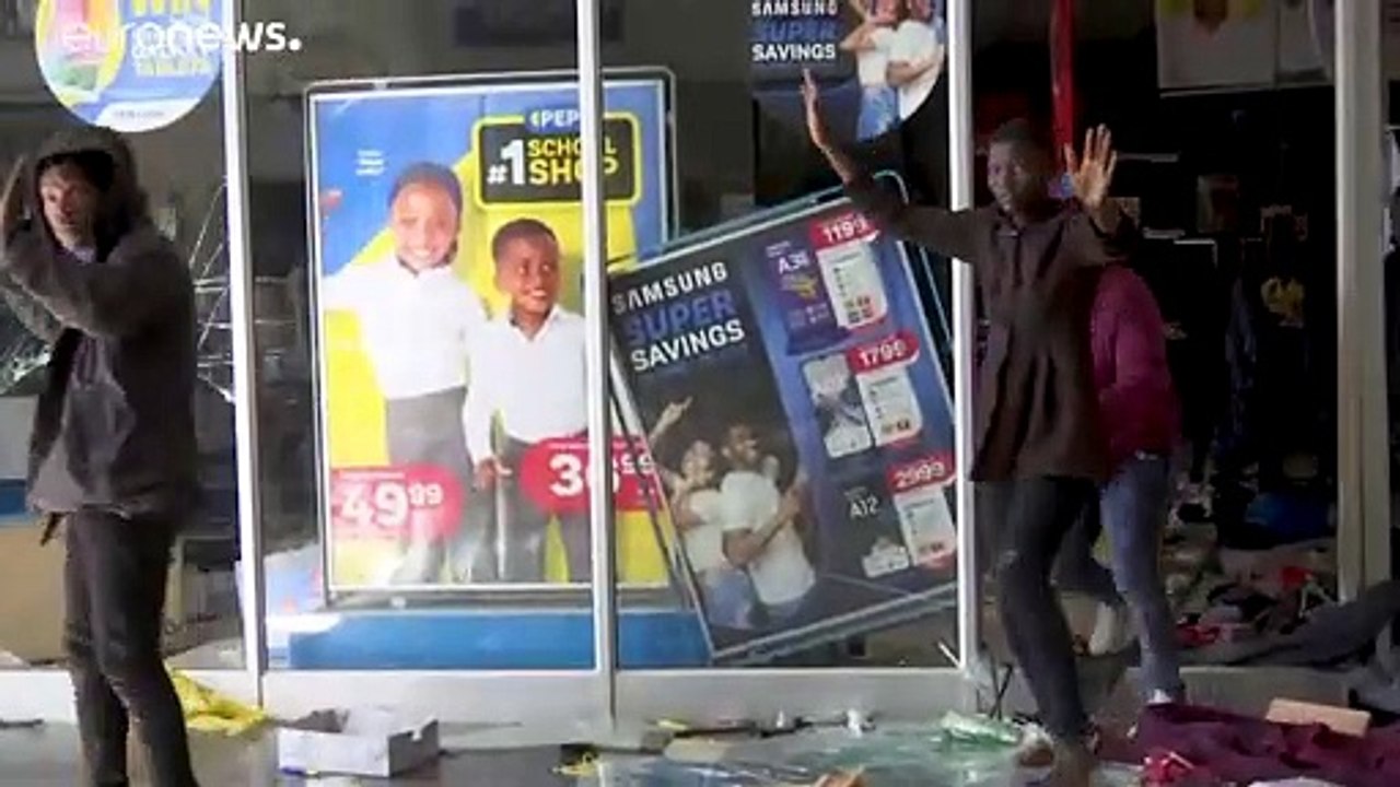 Al menos 72 muertos y 1200 detenidos en los saqueos en dos provincias de Sudáfrica