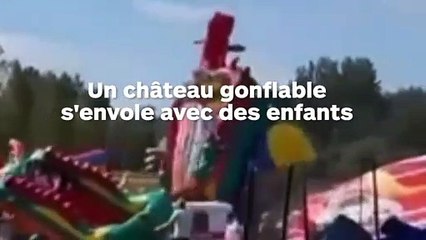 Un château gonflable est emporté par le vent