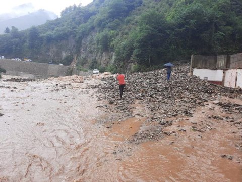 Giresun'un Güce ilçesinde etkili olan yağış hasara yol açt
