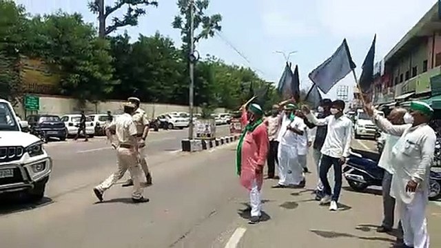 महंगाई के विरोध में सांसद को दिखाए काले झंडे, फूंका पीएम मोदी का पुतला