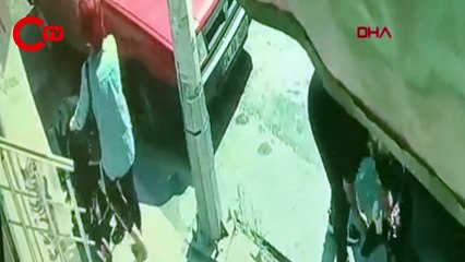 Ehliyesiz çırak ortalığı birbirine kattı; kaldırıma çıkan otomobilin altında kalmaktan saniyeyle kurtuldular