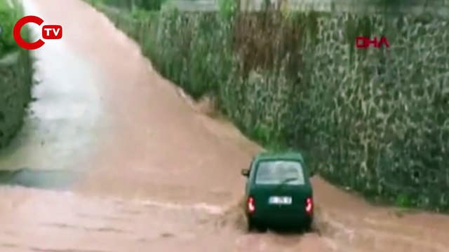 Rize'de sel: Dereler taştı, evleri su bastı, yollar kapandı