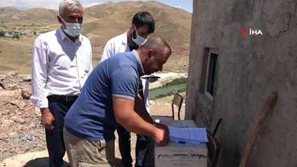 Sağlık çalışanları dağ tepe demeden berivanları, çobanları ve çiftçileri aşılıyor