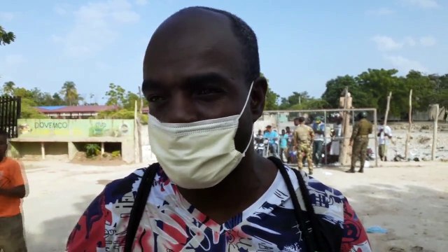 Decenas de haitianos también cruzan a comprar productos en la frontera con Pedernales