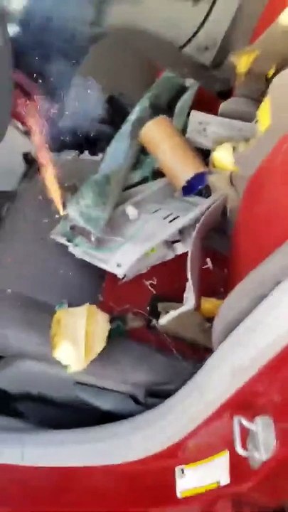 Faire exploser un gros pétard dans une voiture... Plus de voiture