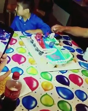 Il renverse son gâteau d'anniversaire géant... oups