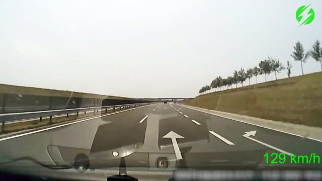 Il s'endort au volant et fait une sortie de route impressionnante...