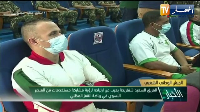 الفريق السعيد شنقريحة يشرف على تمرين القفز المظلي بالقاعدة الجوية بعين وسارة