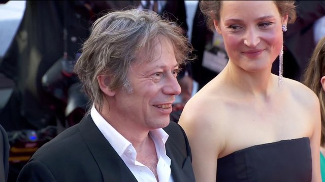 L'équipe du film Serre-moi fort de Mathieu Amalric sur les marches - Cannes 2021
