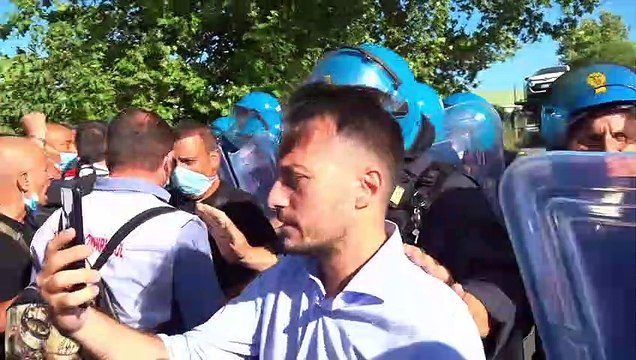 Santa Maria Capua Vetere, tensione tra operai Whirlpool e polizia: volano spintoni