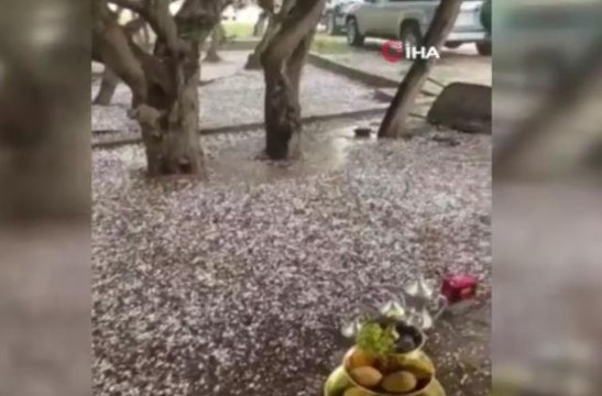 Suudi Arabistan'da yaz ortasında fındık büyüklüğünde dolu yağdı