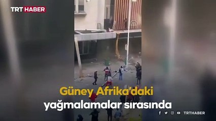Güney Afrika'da ateşe verilen binada mahsur kalan anne çocuğunu aşağı atarak kurtardı