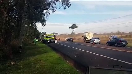 Colisão entre três caminhões e carro é registrada na rodovia BR-277