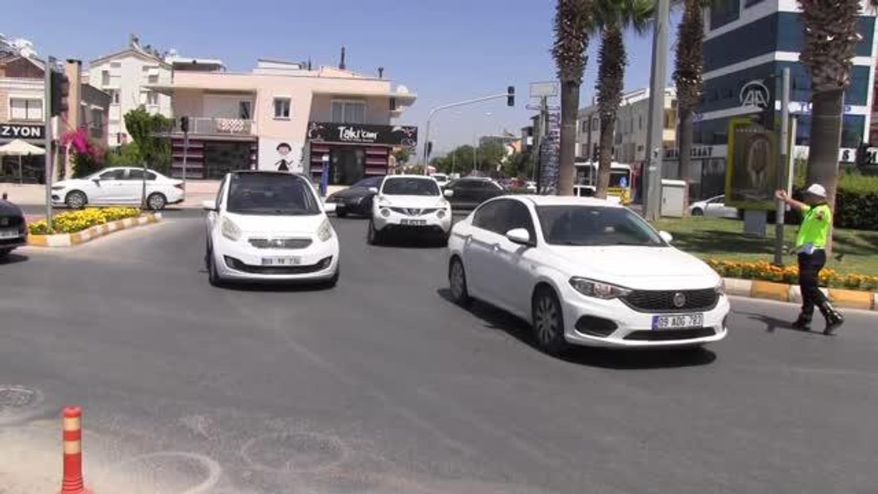 Tatil merkezleri ve kara yollarında trafik yoğunluğu yaşanıyor