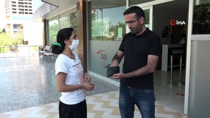 Sokakta bulduğu içi altın dolu çantayı sahibine teslim etti