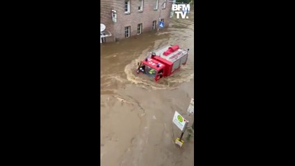 Un camion de pompier submergé par les eaux à Aix-la-Chapelle en Allemagne