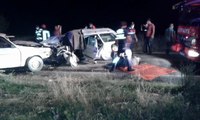 İki otomobil kafa kafaya çarpıştı: 1 ölü, 4 yaralı