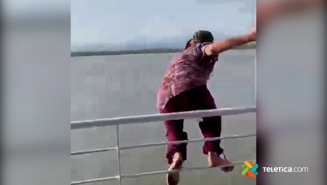 tn7-hombre-se-tira-al-agua-desde-ferry-170721