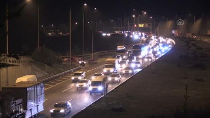 Kurban Bayramı için yola erken çıkan sürücüler, otoyolun Düzce ve Bolu Dağı kesiminde yoğunluğa neden oluyor