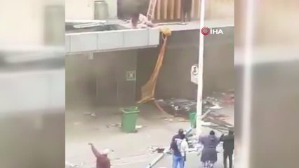 Güney Afrika'da bir anne yağmacıların ateşe verdiği binadan bebeğini atarak kurtardı