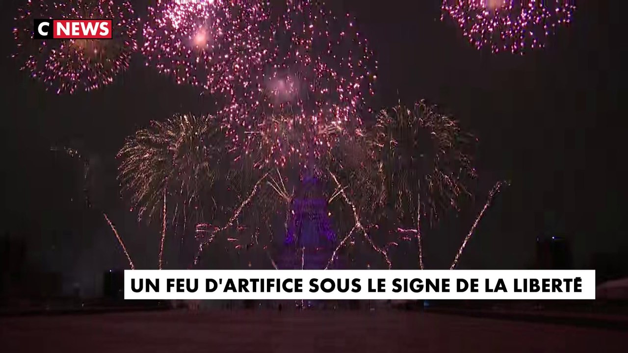 Le feu d'artifice du 14 juillet tiré depuis la Tour Eiffel
